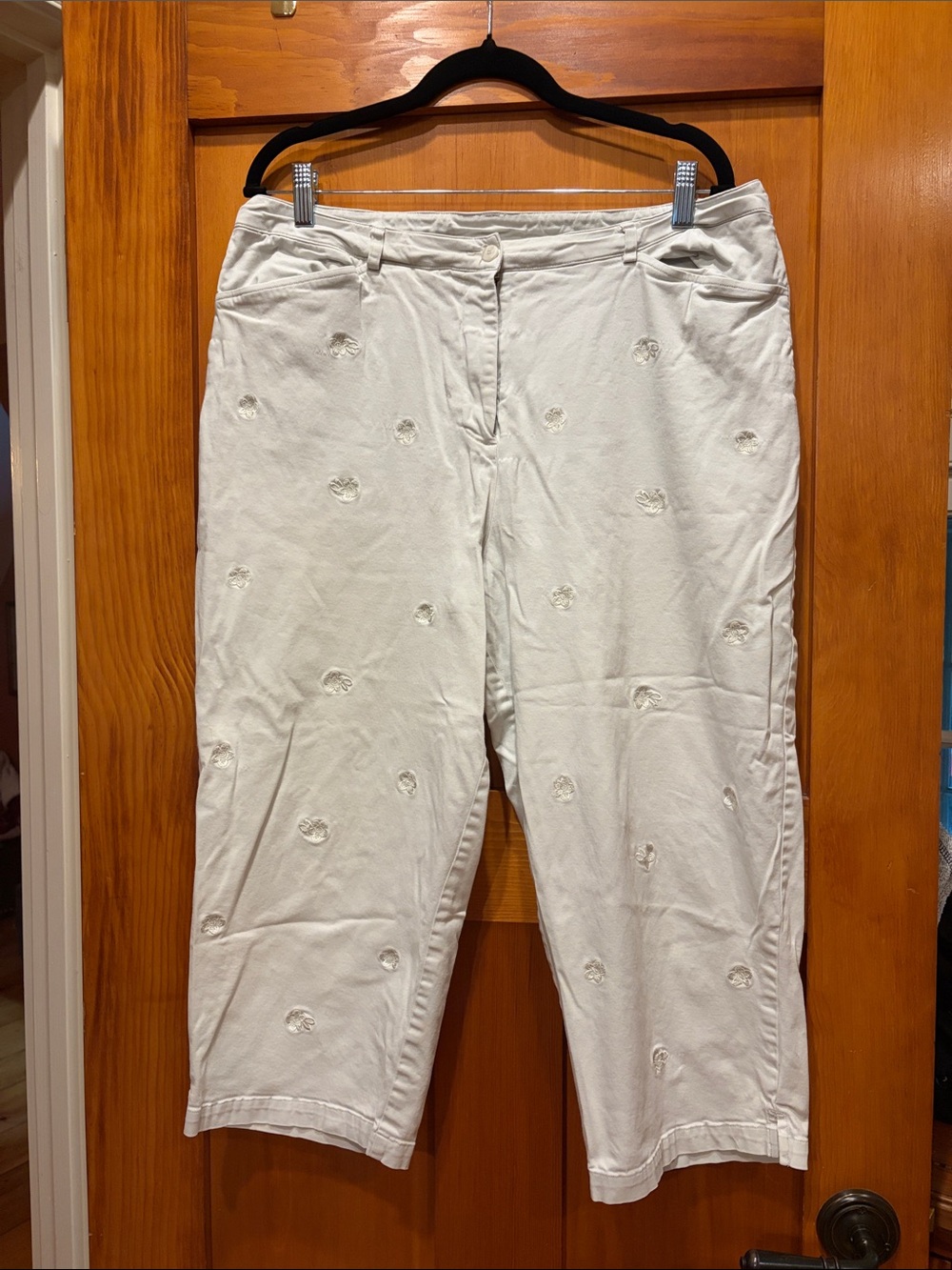 Appleseed's White Embroidered Cropped Capris